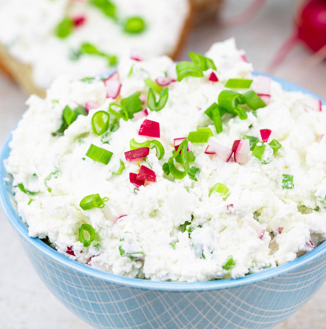 Домашній творог з редисом та зеленою цибулею