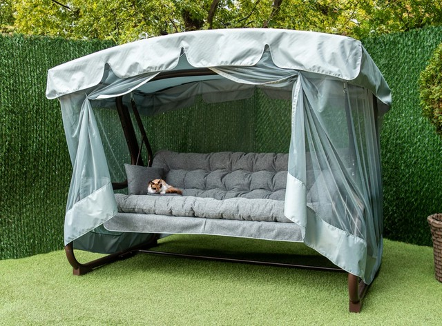 Садові гойдалки для заміського будинку