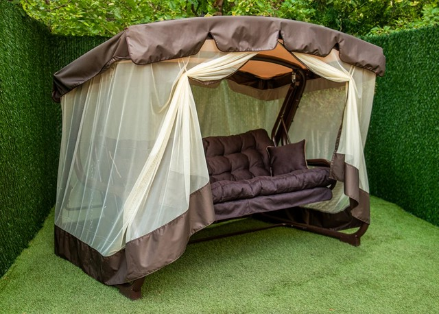 Садові гойдалки для заміського будинку