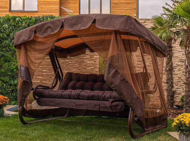 Садові гойдалки для заміського будинку